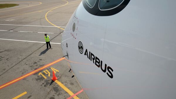 Чистая прибыль Airbus в первом полугодии сократилась почти вдвое