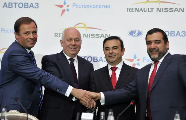 %Подписание соглашения между ОАО АвтоВАЗ и Renault-Nissan, (Карлос Гон третий слева)