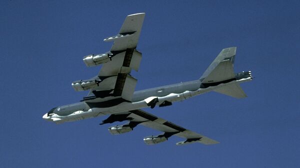 *Американский стратегический бомбардировщик B-52