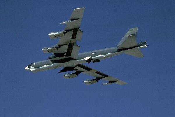 *Американский стратегический бомбардировщик B-52