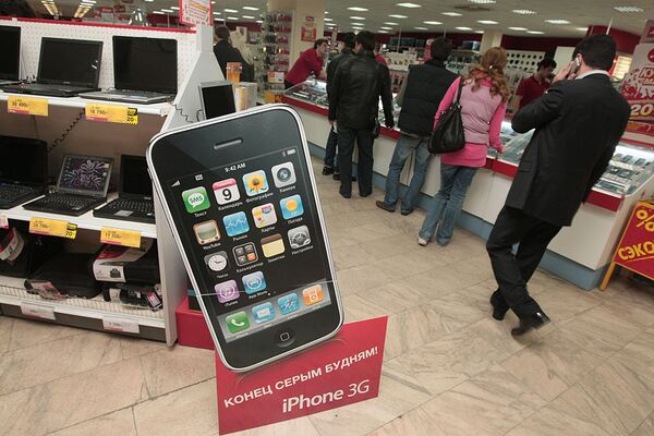 *Продажи iPhone 3G в магазинах Москвы начались в полночь