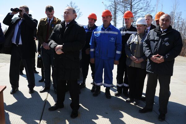Президент России Владимир Путин наблюдает за стартом ракеты-носителя Союз-2.1а с тремя российскими спутниками