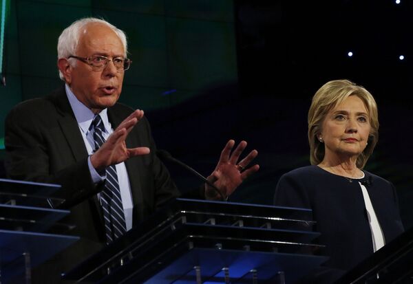 *Кандидаты в президенты от Демократической партии США Бери Сандерс и Хиллари Клинтон. Архивное фото