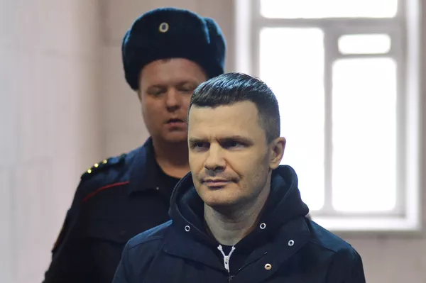 *Председатель совета директоров аэропорта Домодедово Дмитрий Каменщик в здании суда