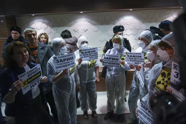 Валютные заемщики пикетируют отделение Райффайзенбанка в Москве