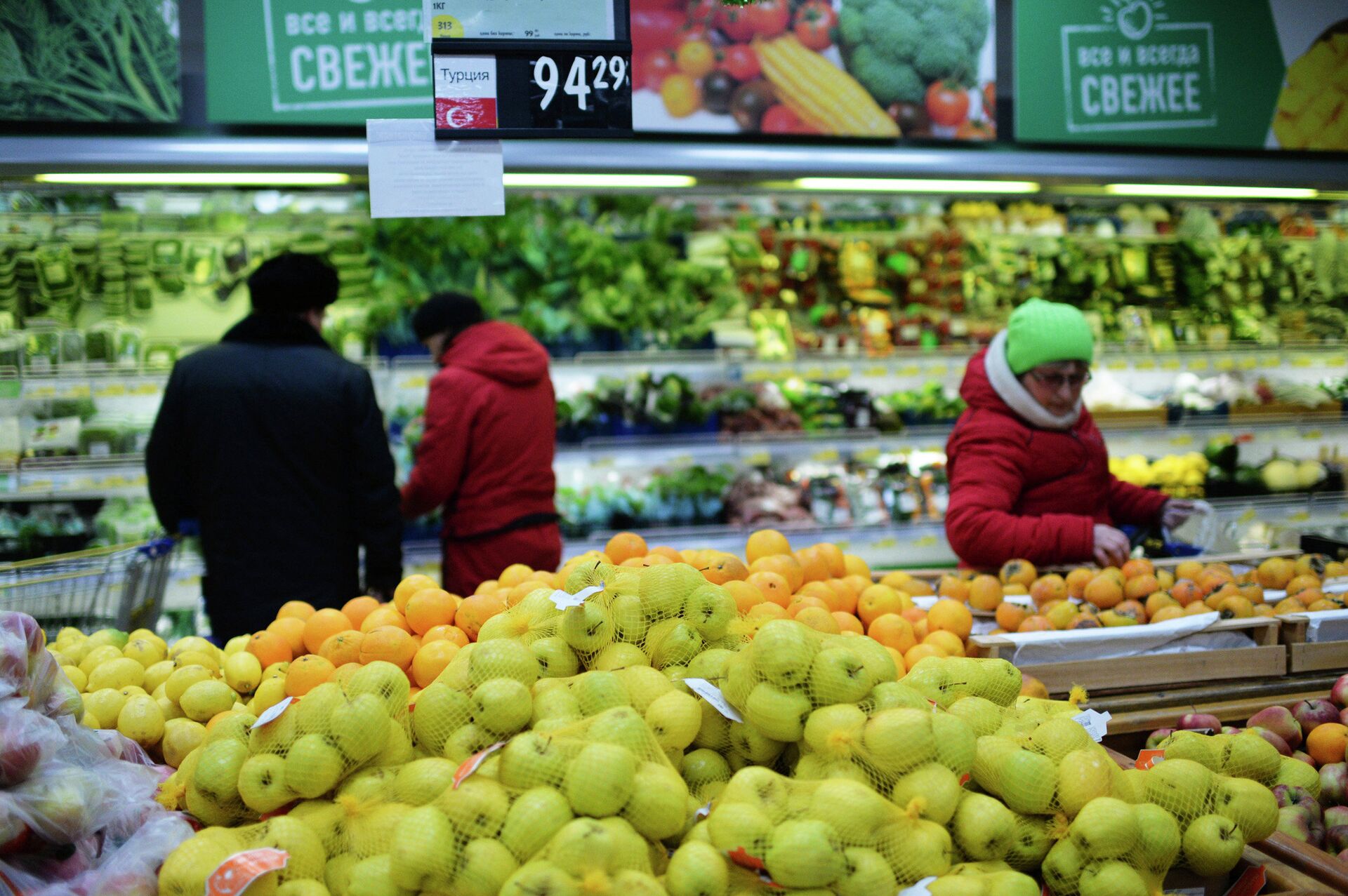 Жители Омска покупают турецкие фрукты в одном из магазинов города - ПРАЙМ, 1920, 29.12.2023
