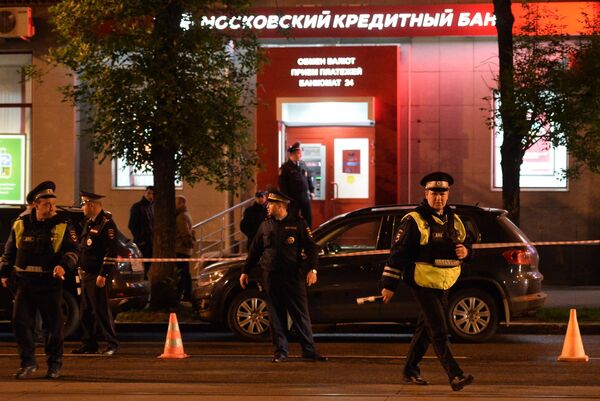 Сотрудники полиции у офиса Московского Кредитного Банка (МКБ) на востоке Москвы