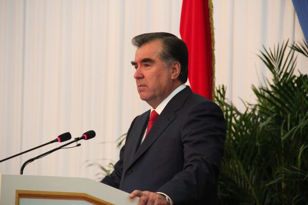 Президент Таджикистана Эмомали Рахмон выступает с ежегодным посланием к парламенту страны