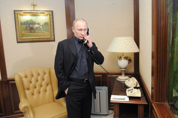 #Владимир Путин разговаривает по телефону