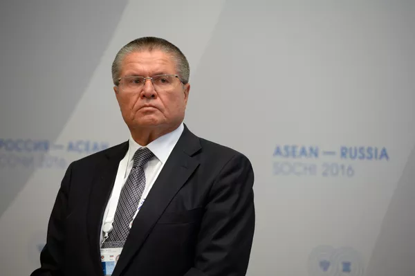 *Министр экономического развития РФ Алексей Улюкаев перед началом двусторонней встречи президента Российской Федерации Владимира Путина с президентом Республики Союз Мьянма Тхин Чж в конгресс-центре гостиницы Рэдиссон Блю Курорт