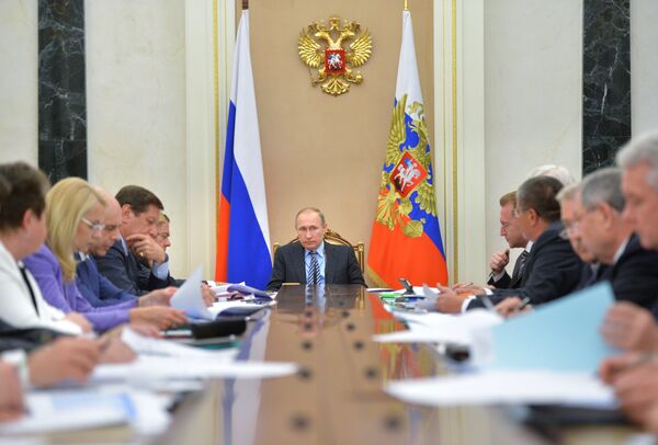 Президент России Владимир Путин (в центре) проводит заседание президиума Экономического совета при президенте РФ