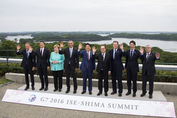 Лидеры стран-участниц саммита G7 во время прогулки по территории храма Исэ-Дзингу в Японии. 26 мая 2016 года