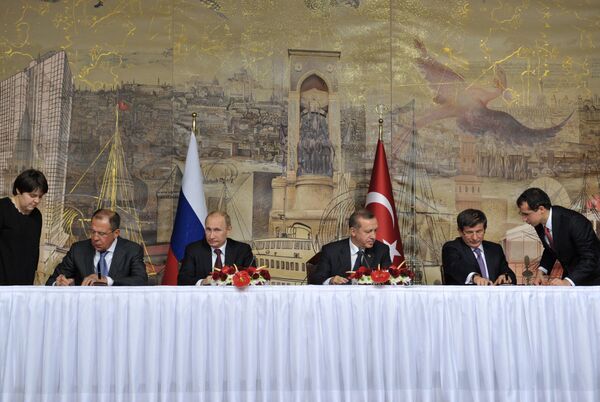 Премьер-министр Турции Реджеп Тайип Эрдоган и министр иностранных дел Турции Ахмет Давутоглу (слева направо) на церемонии подписания российско-турецких документов в Стамбуле