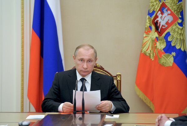 *Президент России Владимир Путин проводит совещание с постоянными членами Совета безопасности РФ в Кремле