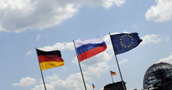 *Флаги России, Германии и Евросоюза на фоне Рейхстага в Берлине, Германия