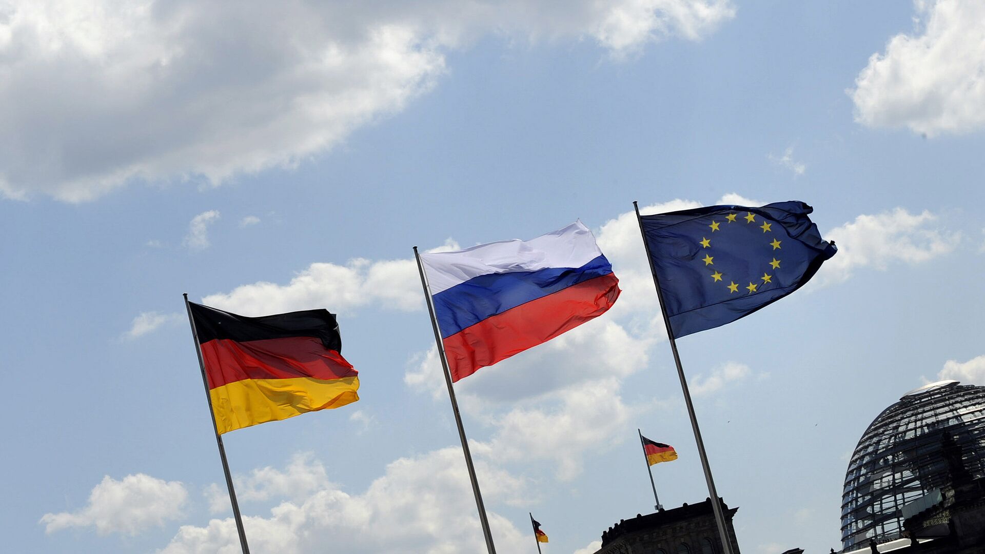 Флаги России, Германии и Евросоюза на фоне Рейхстага в Берлине, Германия - ПРАЙМ, 1920, 24.02.2024