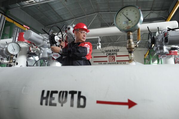 Пункт подготовки нефти компании Лукойл в районе города Покачи
