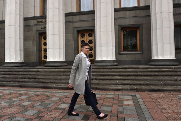 Надежда Савченко возле здания Верховной рады в Киеве, Украина. 31 мая 2016