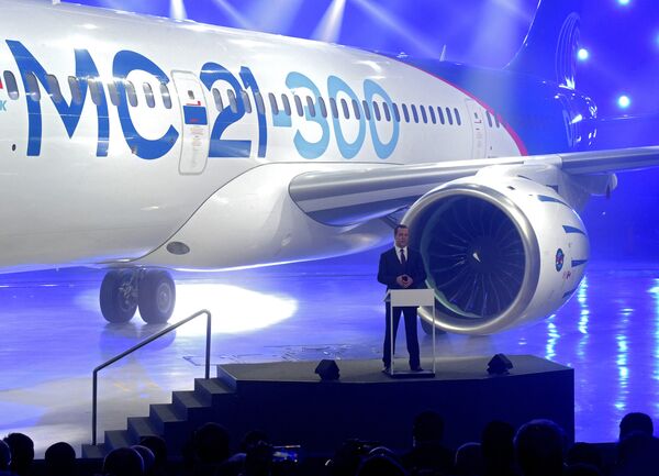 Председатель правительства РФ Дмитрий Медведев выступает на церемонии выкатки магистрального самолета МС-21-300 на Иркутском авиационном заводе корпорации Иркут. 8 июня 2016