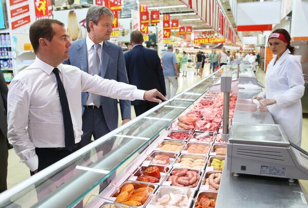 Дмитрий Медведев в гипермаркете в городе Кореновск