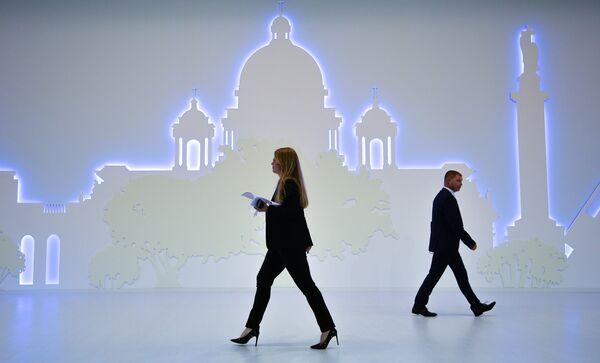 # Посетители на выставке, которая проходит в рамках XX Петербургского международного экономического форума