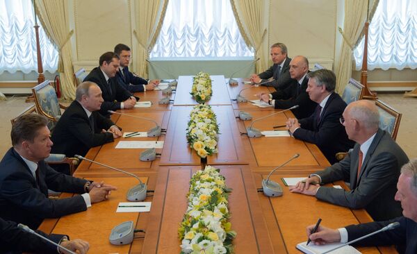 Президент РФ Владимир Путин и главный исполнительный директор Royal Dutch Shell Plc Бен ван Берден (третий справа) во время встречи в Санкт-Петербурге. 16 июня 2016