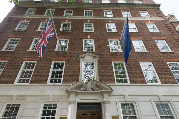 Британский флаг и флаг Евросоюза на здании Дома Европы в преддверии референдума по вопросу о сохранении членства Великобритании в ЕС