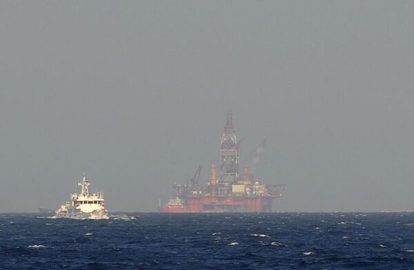 %Прибытие нефтяной буровой платформы Хайян Шию-981 в район спорной акватории в Южно-Китайском море. 14 мая 2014 года