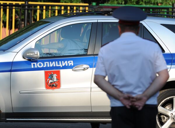 %Полицейский автомобиль и сотрудник полиции в Москве