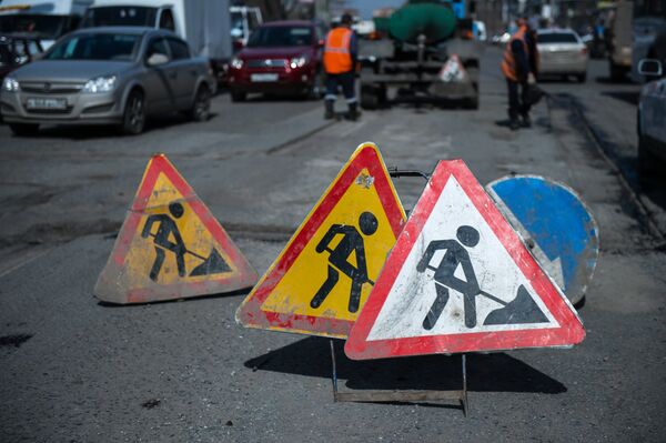Знаки Дорожные работы на улице Кирова в Омске, где проходит ремонт дорожного покрытия
