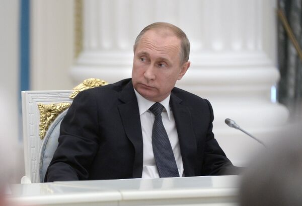 *Президент России Владимир Путин во время встречи с участниками Общероссийского исторического собрания в Кремле