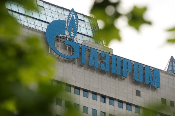 Вывеска на офисном здании компании Газпром