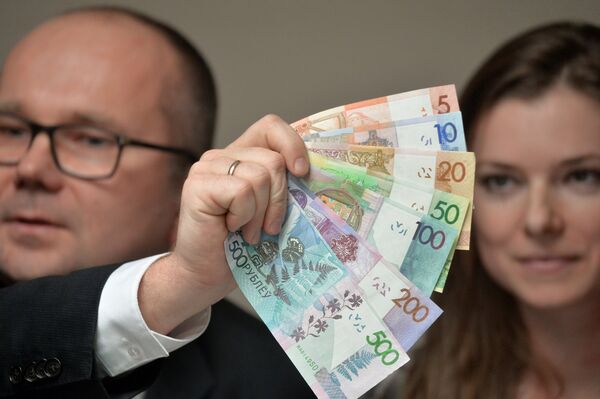 Заместитель председателя правления Национального банка Беларуси Дмитрий Лапко демонстрирует новые белорусские деньги на презентации в Минске