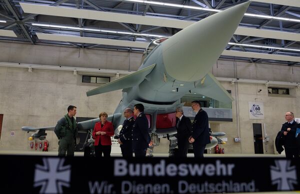 Ангела Меркель во время визита на базу ВВС Германии под Кельном