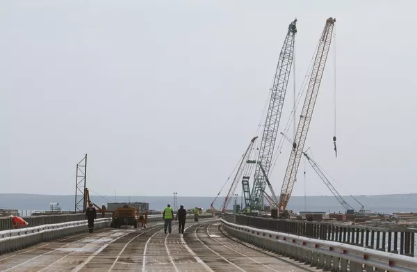 Установка временного моста для технических нужд перед началом строительства Керченского моста в окрестностях порта Тамань