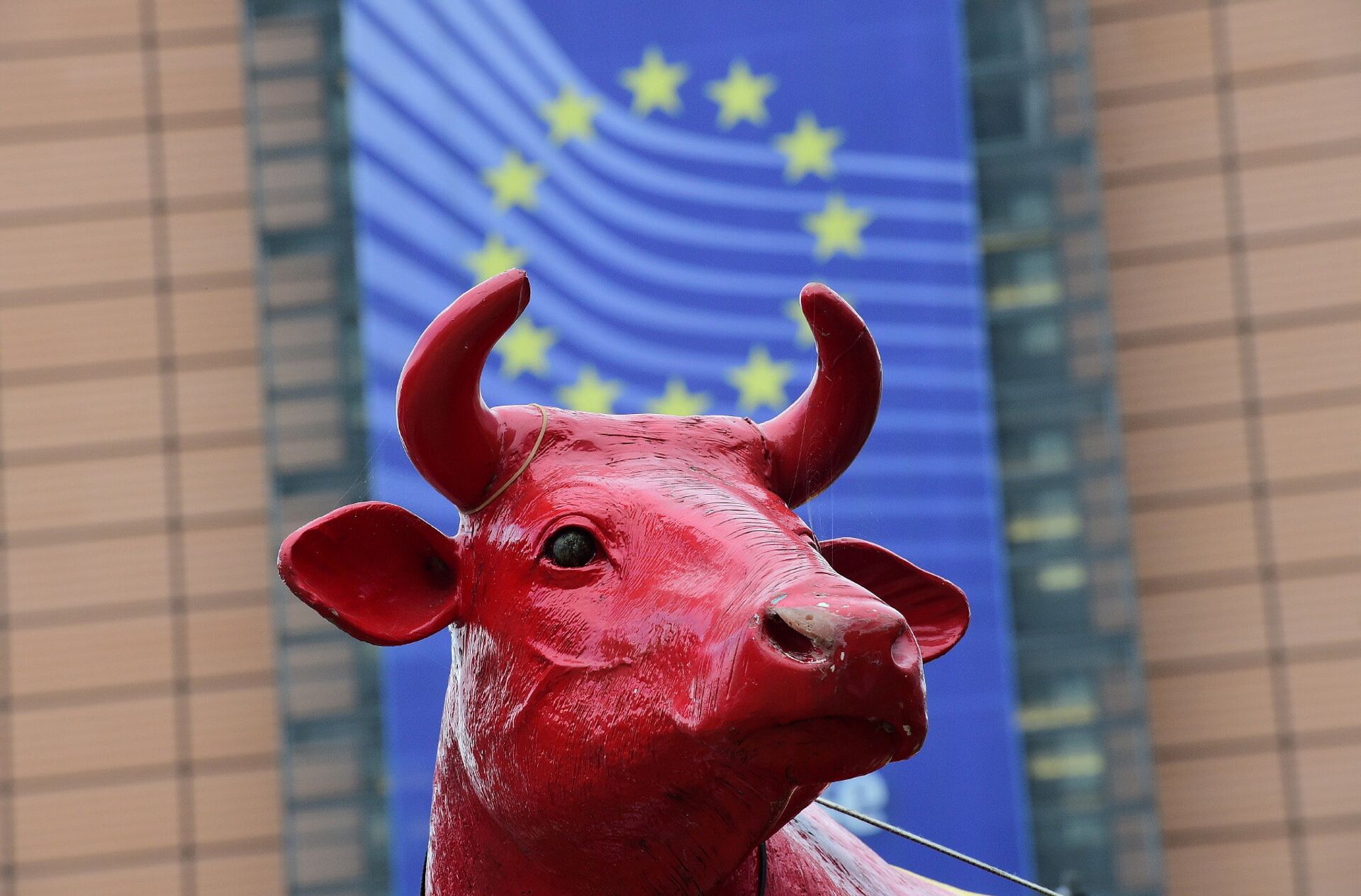 #Фигура коровы, установленная протестующими фермерами у здания Еврокомиссии в Брюсселе, Бельгия - ПРАЙМ, 1920, 24.03.2023