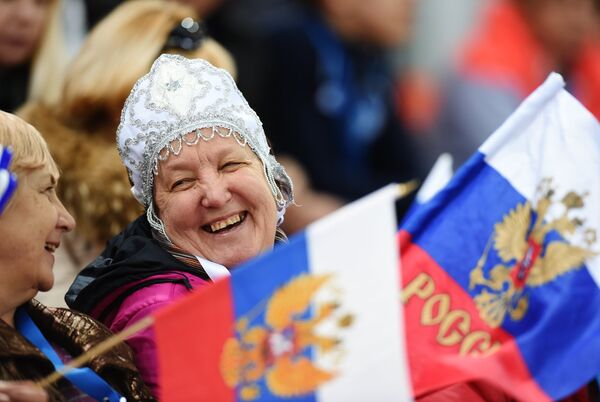 Болельщицы сборной России перед началом соревнований по конькобежному спорту среди женщин