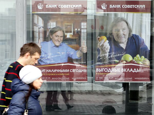 Рекламные плакаты с Жераром Депардье в городах России
