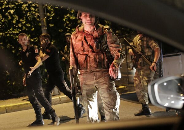 Полиция и военные на улице Стамбула, Турция