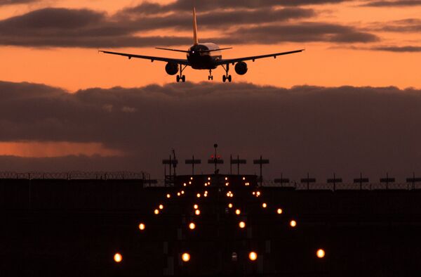 Самолет Airbus A320 авиакомпании Аэрофлот заходит на посадку в международном аэропорту Шереметьево