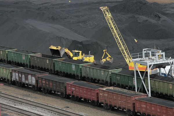 Погрузка угля в вагоны на обогатительной фабрике