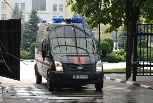 Автомобиль Следственного комитета РФ выезжает с территории центрального офиса Федеральной таможенной службы