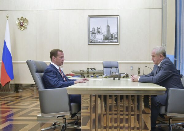 Премьер-министр РФ Д. Медведев встретился с руководителем Федеральной таможенной службы В. Булавиным