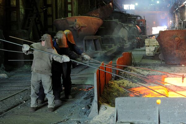Плавильщики снимают окалину в цехе Уфалейского никелевого комбината в городе Верхний Уфалей Челябинской области