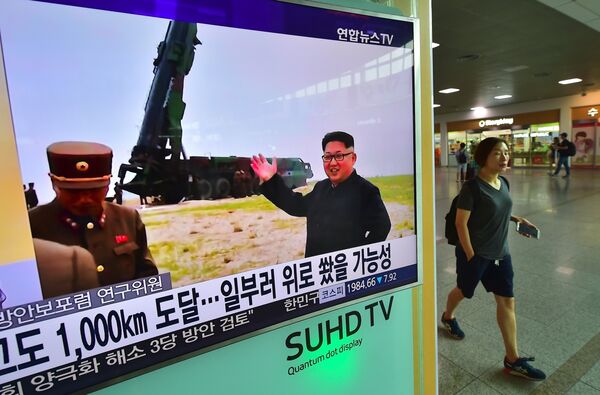 #Женщина проходит мимо телевизионного экрана, транслирующего новости о последнем испытании ракет Мусудан в Северной Корее, 23 июня 2016