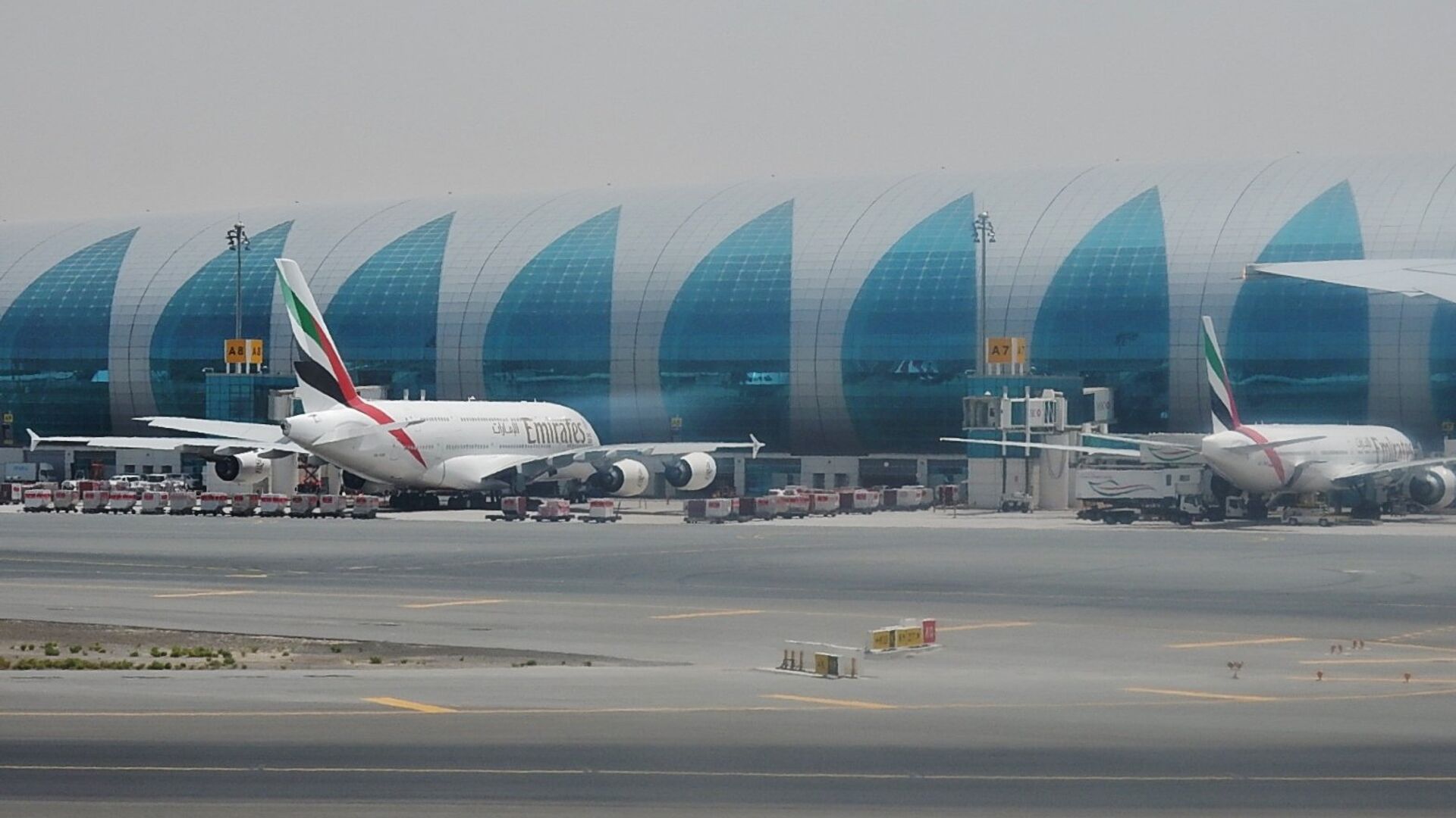 ! Самолеты авиакомпании Emirates в аэропорту Дубая - ПРАЙМ, 1920, 05.12.2022