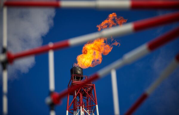 #Газовый факел морской нефтеперерабатывающей платформы