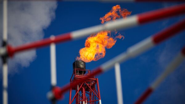 Газовый факел морской нефтеперерабатывающей платформы.