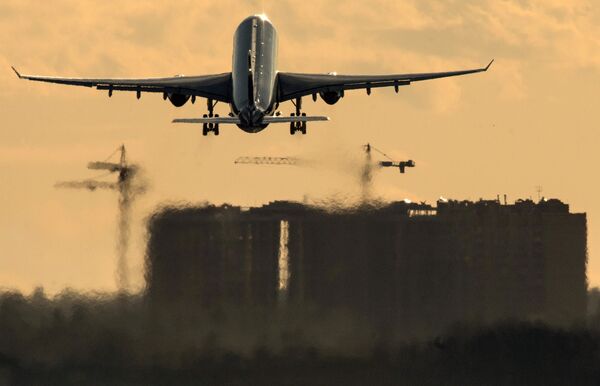 Самолет Airbus A330 авиакомпании Аэрофлот совершает взлет в международном аэропорту Шереметьево.