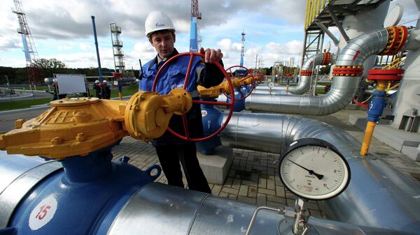 %Работник Газпрома на газохранилище
